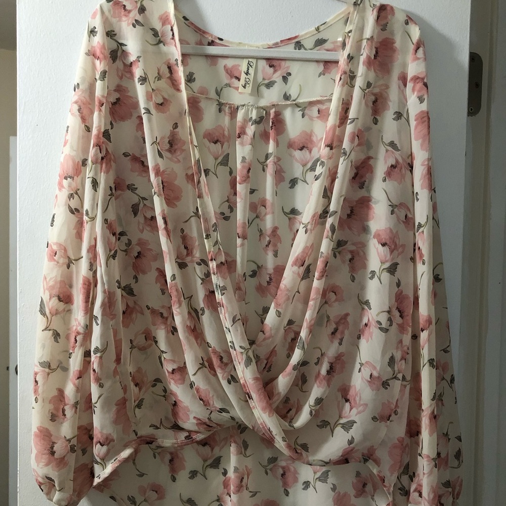 Gently worn, loosefitting blouse. Floral print